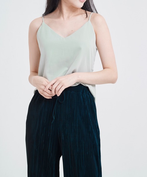 me+em select(ミームセレクト)の「【 6color 】Vネックサテンキャミソール(キャミソール・レディース・ブラック/ベージュ/イエロー/オレンジ/ミント/ライトパープル・FREE)」の1枚目の写真