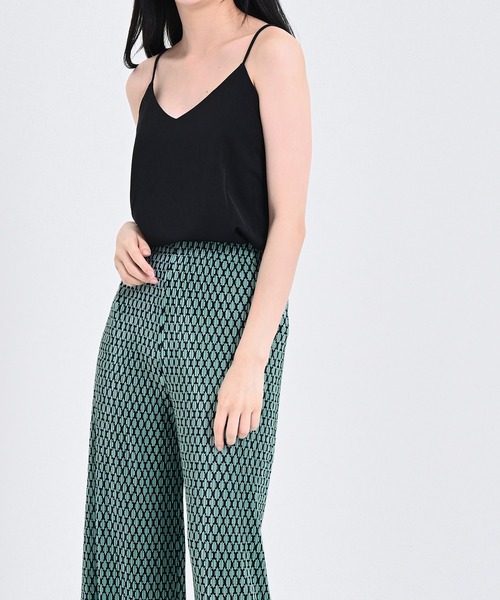 me+em select(ミームセレクト)の「【 6color 】Vネックサテンキャミソール(キャミソール・レディース・ブラック/ベージュ/イエロー/オレンジ/ミント/ライトパープル・FREE)」の13枚目の写真