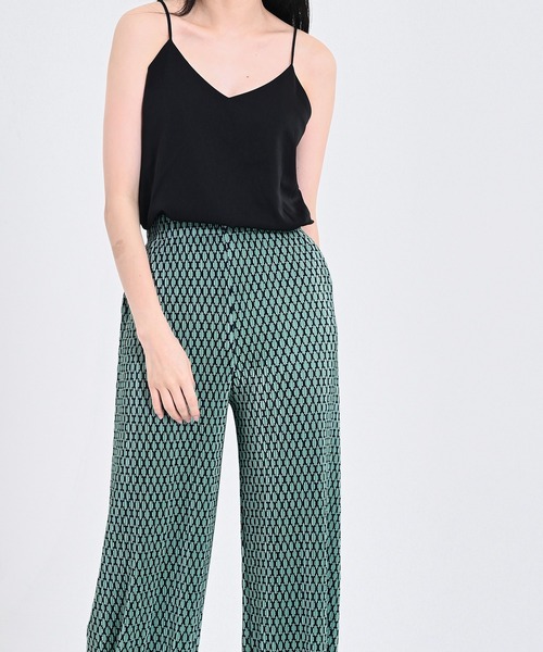 me+em select(ミームセレクト)の「【 6color 】Vネックサテンキャミソール(キャミソール・レディース・ブラック/ベージュ/イエロー/オレンジ/ミント/ライトパープル・FREE)」の15枚目の写真