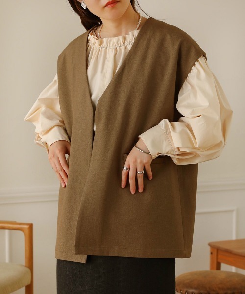 Bab(バブ)の「【セットアップ可能】ノーカラーベスト(ベスト・レディース・ベージュ/カーキ/ブラック・M)」の4枚目の写真