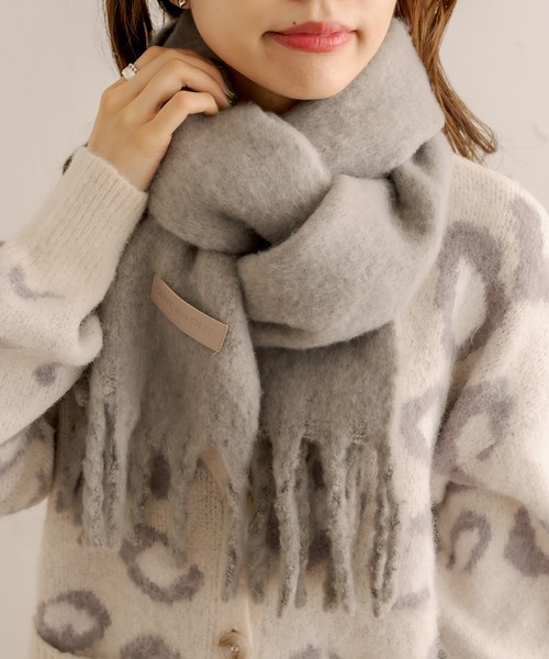 OLIVE des OLIVE(オリーブデオリーブ)の「【WEB限定カラ―あり】タグ付きブークレマフラー(マフラー・レディース・ブラック/サックスブルー/グレー/オフホワイト/ピンク・FREE)」の3枚目の写真