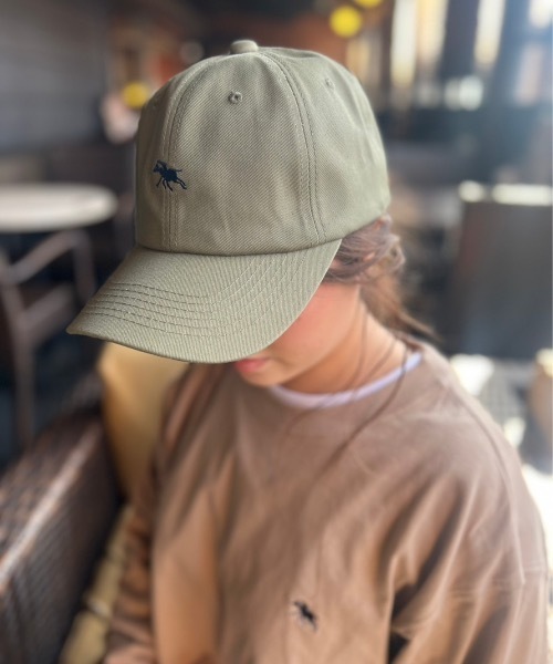 POLO CHAMPS（ポロチャンプス）の「【POLO CHAMPS/ポロチャンプス】別注 ワンポイント 刺繍 　ユニセックス　ローキャップ（キャップ・レディース・ベージュ/ネイビー/レッド/グレイッシュベージュ/ブラック/カーキ/ダークグリーン・FREE）」の11枚目の写真