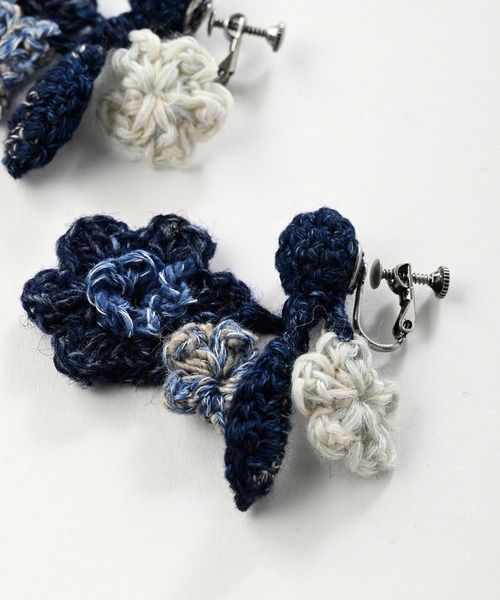 45R（フォーティファイブアール）の「手編みかぎ針フラワーのイヤリング（インディゴ）（イヤリング・レディース・インディゴブルー・FREE）」の3枚目の写真