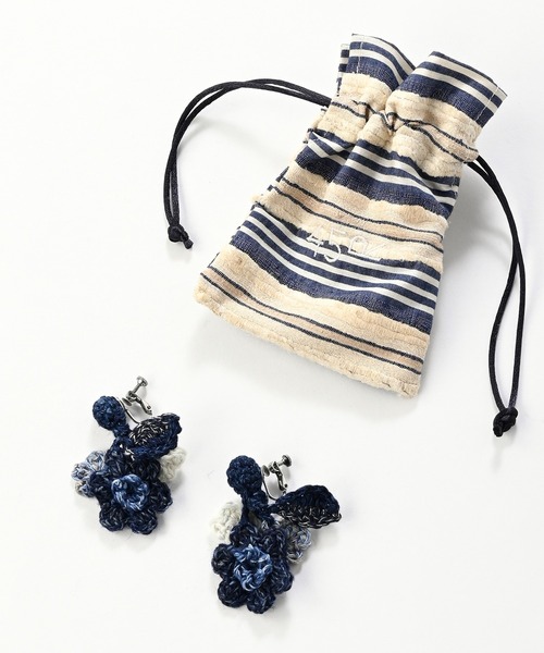 45R（フォーティファイブアール）の「手編みかぎ針フラワーのイヤリング（インディゴ）（イヤリング・レディース・インディゴブルー・FREE）」の5枚目の写真