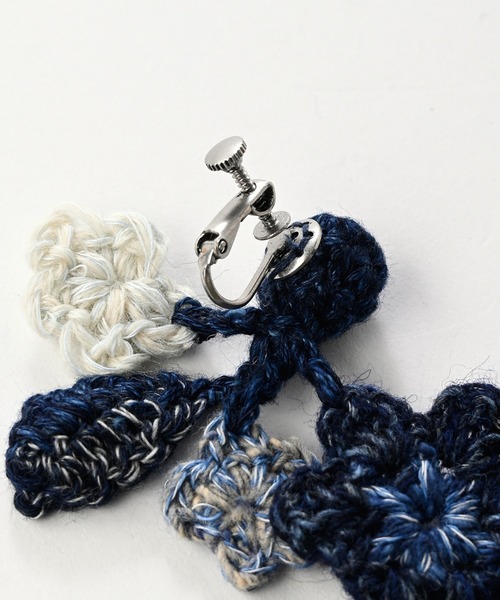 45R（フォーティファイブアール）の「手編みかぎ針フラワーのイヤリング（インディゴ）（イヤリング・レディース・インディゴブルー・FREE）」の4枚目の写真