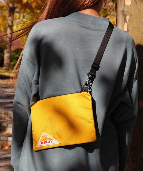 KELTY（ケルティ）の「《不動の人気サコッシュ》【KELTY/ケルティ】 VINTAGE FLAT POUCH S（ショルダーバッグ・メンズ・ブラック/モカ/ネイビー/ダークグレー/タン/マスタード/セージグリーン/オリーブ/ブラウン系その他・FREE）」の9枚目の写真