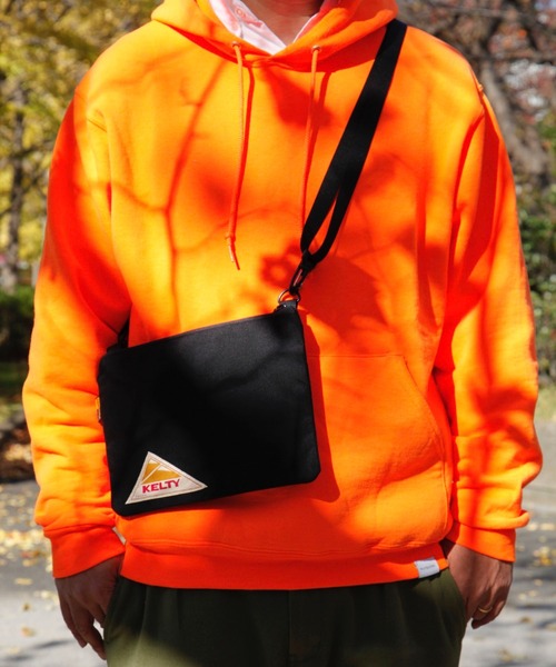 KELTY（ケルティ）の「《不動の人気サコッシュ》【KELTY/ケルティ】 VINTAGE FLAT POUCH S（ショルダーバッグ・メンズ・ブラック/モカ/ネイビー/ダークグレー/タン/マスタード/セージグリーン/オリーブ/ブラウン系その他・FREE）」の14枚目の写真