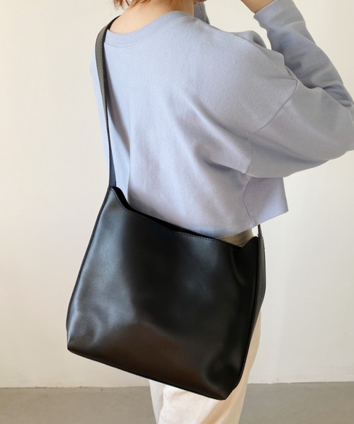 thank U more（サンキューモア）の「フェイクレザー ワンショルダーバッグ 【ストラップ長さ調整対応】（ショルダーバッグ・レディース・ブラック/ブラウン・FREE）」の2枚目の写真