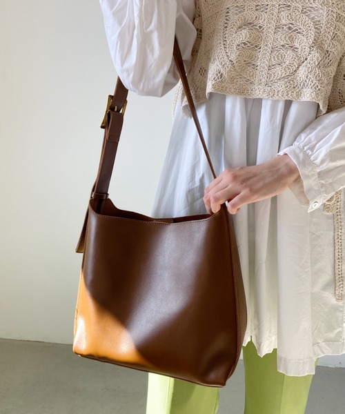 thank U more（サンキューモア）の「フェイクレザー ワンショルダーバッグ 【ストラップ長さ調整対応】（ショルダーバッグ・レディース・ブラック/ブラウン・FREE）」の9枚目の写真