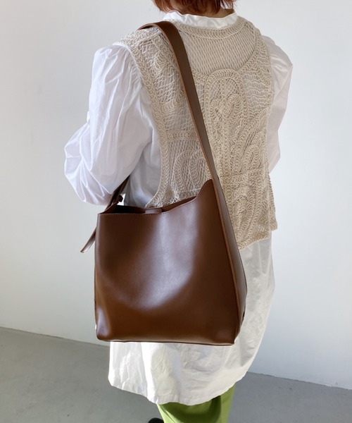 thank U more（サンキューモア）の「フェイクレザー ワンショルダーバッグ 【ストラップ長さ調整対応】（ショルダーバッグ・レディース・ブラック/ブラウン・FREE）」の12枚目の写真