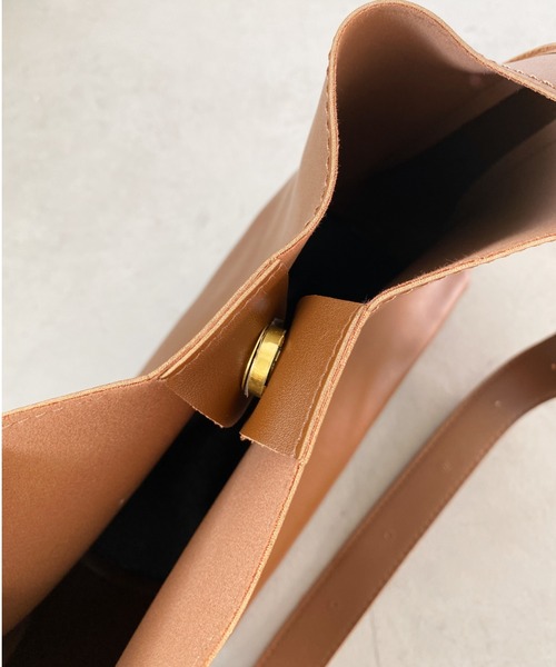 thank U more（サンキューモア）の「フェイクレザー ワンショルダーバッグ 【ストラップ長さ調整対応】（ショルダーバッグ・レディース・ブラック/ブラウン・FREE）」の17枚目の写真