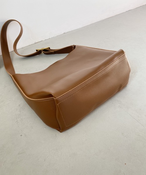 thank U more（サンキューモア）の「フェイクレザー ワンショルダーバッグ 【ストラップ長さ調整対応】（ショルダーバッグ・レディース・ブラック/ブラウン・FREE）」の18枚目の写真