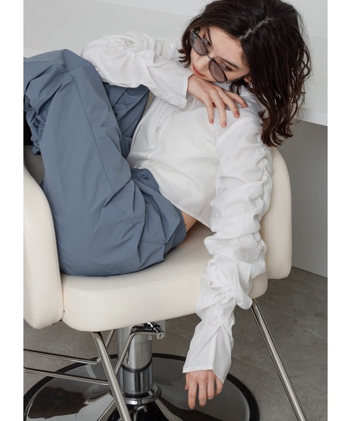 Adoon plain（アドーンプレーン）の「袖コンシャスブラウス（シャツ/ブラウス・レディース・オフホワイト/ライトブルー/ブラック・FREE）」の2枚目の写真