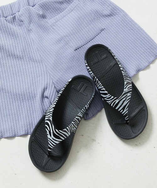 PUBLUX（パブリュクス）の「TELIC/テリック FLIP FLOP ZEBRA LEOPARD/アニマル柄リカバリーサンダル（サンダル・レディース・レオパード/その他9・SMALL/X-LARGE/MEDIUM/LARGE）」の2枚目の写真