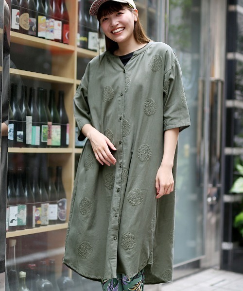 チチカカ(チチカカ)の「PORINA ドット刺繍プラムワンピース【WEB限定】(シャツワンピース・レディース・チャコールグレー/ナチュラル/ライトブルー/オリーブ・FREE)」の4枚目の写真