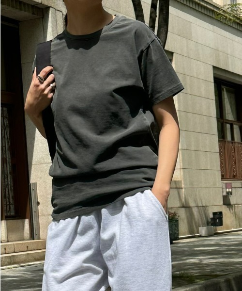 ulu(ウル)の「Pigment t-shirt(Tシャツ/カットソー・レディース・ライトカーキ/チャコールグレー・FREE)」の1枚目の写真