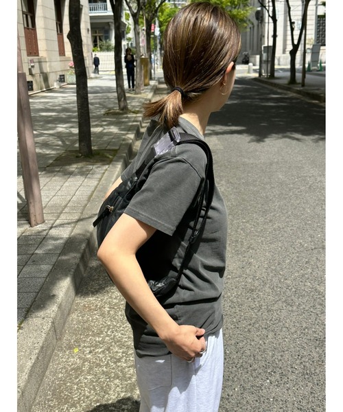 ulu(ウル)の「Pigment t-shirt(Tシャツ/カットソー・レディース・ライトカーキ/チャコールグレー・FREE)」の4枚目の写真