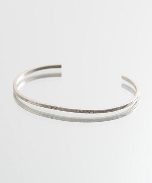 Revo.（レボ）の「Revo. ブラス 真鍮 バングル アソートデザイン 刻印/叩き/ねじれ/プレーン［巾着袋付き］（バングル/リストバンド・メンズ・シルバー系その他/ゴールド系1/ゴールド系その他3/ゴールド系その他2/シルバー系その他2/シルバー系その他3/シルバー/ゴールド系/ゴールド系その他/ゴールド・FREE）」の4枚目の写真