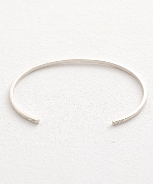 Revo.（レボ）の「Revo. ブラス 真鍮 バングル アソートデザイン 刻印/叩き/ねじれ/プレーン［巾着袋付き］（バングル/リストバンド・メンズ・シルバー系その他/ゴールド系1/ゴールド系その他3/ゴールド系その他2/シルバー系その他2/シルバー系その他3/シルバー/ゴールド系/ゴールド系その他/ゴールド・FREE）」の12枚目の写真