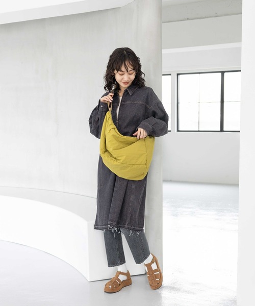 niko and...（ニコアンド）の「オリジナルBIGパフショルダーバッグ（ショルダーバッグ・レディース・ブラック/イエロー×ブラック/パープル・0）」の4枚目の写真