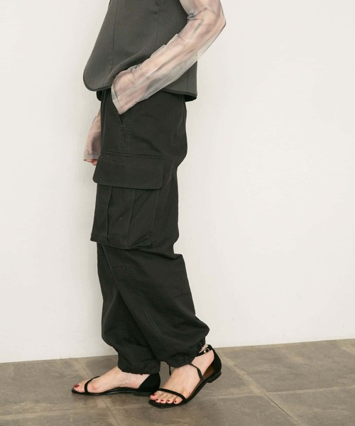 KBF（ケイビーエフ）の「ヴィンテージライクカーゴパンツ（カーゴパンツ・レディース・カーキ/チャコールグレー・36/38）」の4枚目の写真