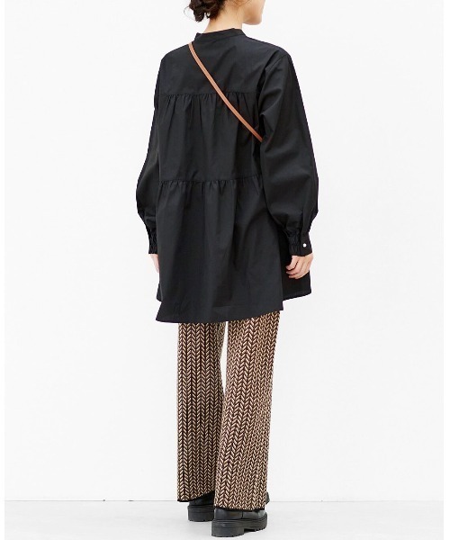 Live in comfort（リブインコンフォート）の「リブ　イン　コンフォート　パール調ボタンで品よくかわいい　後ろギャザーのひらりフレアーシャツチュニック（シャツ/ブラウス・レディース・オレンジ/ブラック/ベージュ系その他/パープル・XX-LARGE/LARGE/MEDIUM/X-LARGE/SMALL/XXX-LARGE）」の10枚目の写真