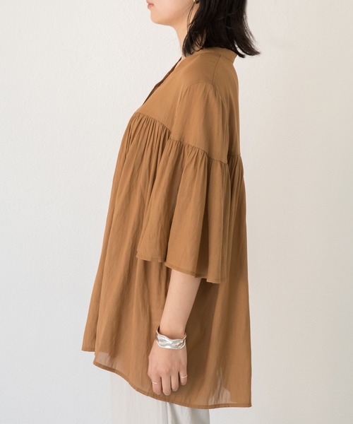 LAVEANGE（ラビアンジェ）の「ギャザーフレアブラウス（シャツ/ブラウス・レディース・アイボリー/ブラック/ブラウン・4L/3L/LL/M/5L）」の6枚目の写真