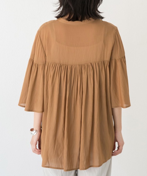 LAVEANGE（ラビアンジェ）の「ギャザーフレアブラウス（シャツ/ブラウス・レディース・アイボリー/ブラック/ブラウン・4L/3L/LL/M/5L）」の7枚目の写真