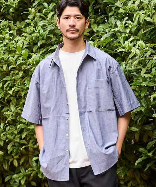 UNIVERSAL OVERALL（ユニバーサルオーバーオール）の「【UNIVERSAL OVERALL】別注 ワンポイント刺繍 半袖シャンブレーシャツ（シャツ/ブラウス・メンズ・インディゴブルー/サックスブルー/チャコールグレー・MEDIUM/LARGE/X-LARGE）」の15枚目の写真