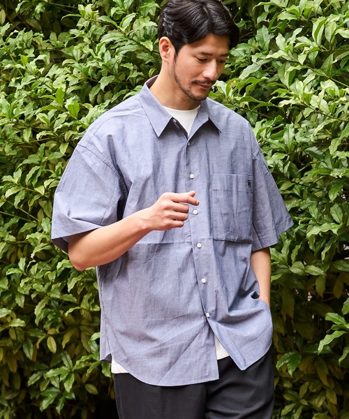 UNIVERSAL OVERALL（ユニバーサルオーバーオール）の「【UNIVERSAL OVERALL】別注 ワンポイント刺繍 半袖シャンブレーシャツ（シャツ/ブラウス・メンズ・インディゴブルー/サックスブルー/チャコールグレー・MEDIUM/LARGE/X-LARGE）」の16枚目の写真