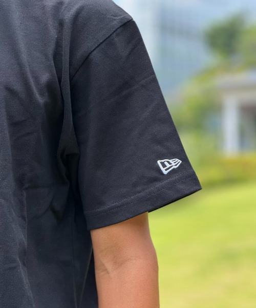 NEW ERA(ニューエラ)の「【NEW ERA】S/S Cotton Tee FLAG LOGO MINI(Tシャツ/カットソー・メンズ・ブラック×ホワイト・X-LARGE/LARGE/MEDIUM)」の2枚目の写真