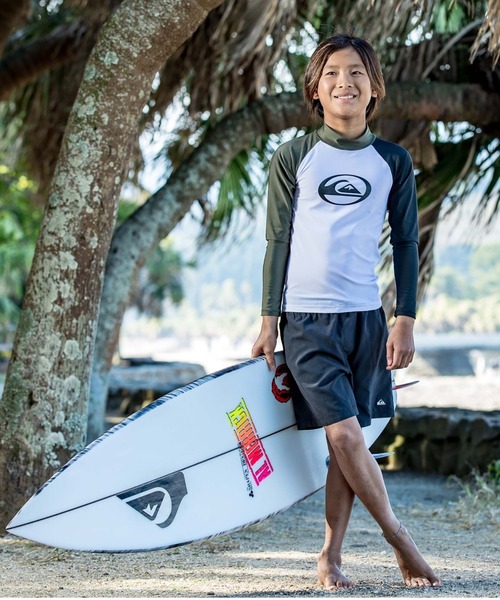 Quiksilver(クイックシルバー)の「ALL TIME LR YOUTH/クイックシルバーキッズワンポイントロゴ長袖ラッシュガード(水着)(ラッシュガード・キッズ・ホワイト/ブラック系その他/ブラック/カーキ・110/120/130/140/150/160/100)」の3枚目の写真
