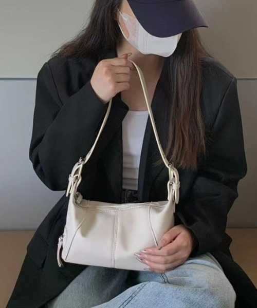 Per sist ence(パーシエンス)の「サイドバックルフェイクレザーショルダーバッグ(ショルダーバッグ・レディース・ブラック/ホワイト・FREE)」の2枚目の写真