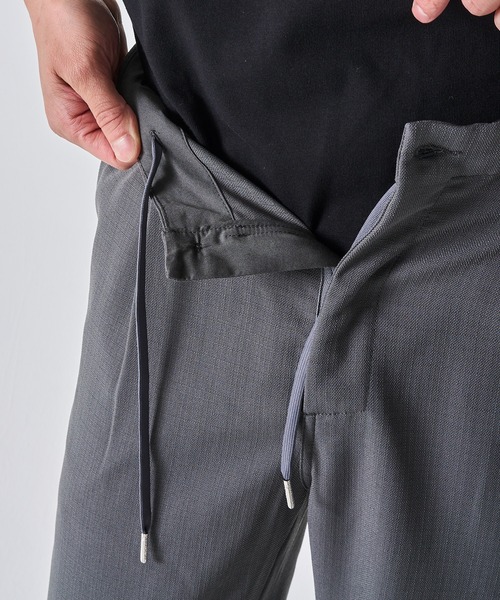 UNIVERSAL OVERALL（ユニバーサルオーバーオール）の「【UNIVERSAL OVERALL】別注 ドライストレッチ リラックスフィットテーパードパンツ（チノパンツ・メンズ・チャコールグレー/ブラック/クリーム・SMALL/MEDIUM/LARGE/X-LARGE）」の20枚目の写真