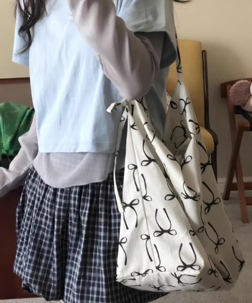 Vipoa(ヴィポア)の「retro flower tote bag(トートバッグ・レディース・ホワイト/ピンク・FREE)」の2枚目の写真