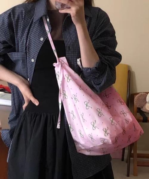 Vipoa(ヴィポア)の「retro flower tote bag(トートバッグ・レディース・ホワイト/ピンク・FREE)」の1枚目の写真