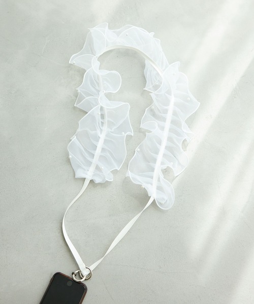 ROPE' PICNIC(ロペピクニック)の「パールオーガンジーフリルショルダーストラップ(スマホグッズ・レディース・オフホワイト/ブラック・FREE)」の1枚目の写真