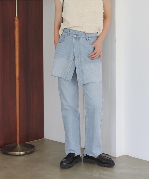 titivate（ティティベイト）の「裾段差テーパードデニムパンツ（デニムパンツ・レディース・ブラック/ライトブルー・S/M）」の2枚目の写真