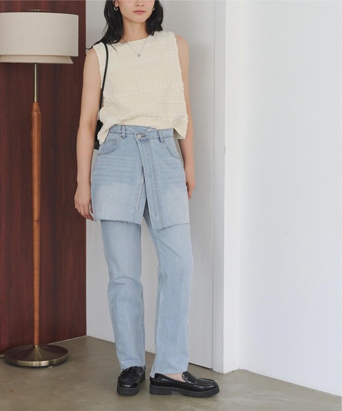 titivate（ティティベイト）の「裾段差テーパードデニムパンツ（デニムパンツ・レディース・ブラック/ライトブルー・S/M）」の3枚目の写真