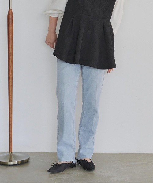 titivate（ティティベイト）の「裾段差テーパードデニムパンツ（デニムパンツ・レディース・ブラック/ライトブルー・S/M）」の5枚目の写真