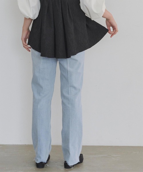 titivate（ティティベイト）の「裾段差テーパードデニムパンツ（デニムパンツ・レディース・ブラック/ライトブルー・S/M）」の6枚目の写真