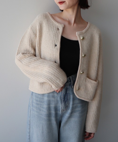 earth music&ecology(アースミュージックアンドエコロジー)の「ゴールド釦ショートニットカーディガン(ニット/セーター・レディース・チャコールグレー/ブルー/アイボリー・FREE)」の2枚目の写真