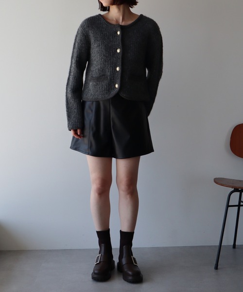 earth music&ecology(アースミュージックアンドエコロジー)の「ゴールド釦ショートニットカーディガン(ニット/セーター・レディース・チャコールグレー/ブルー/アイボリー・FREE)」の4枚目の写真