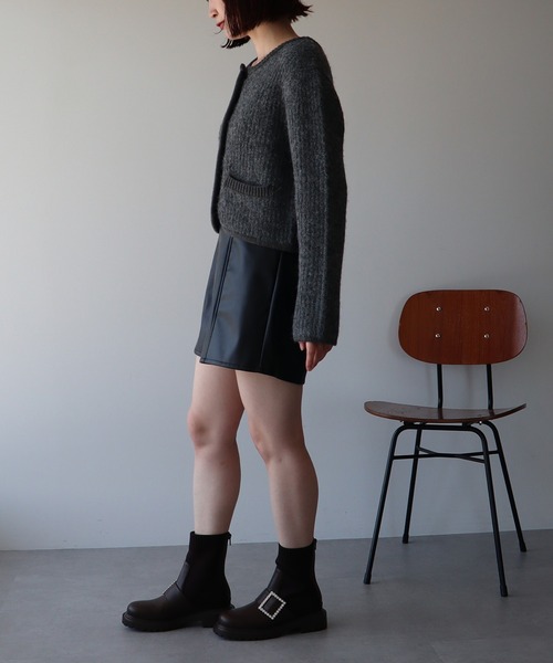 earth music&ecology(アースミュージックアンドエコロジー)の「ゴールド釦ショートニットカーディガン(ニット/セーター・レディース・チャコールグレー/ブルー/アイボリー・FREE)」の5枚目の写真