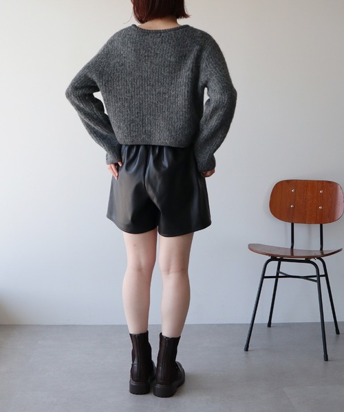 earth music&ecology(アースミュージックアンドエコロジー)の「ゴールド釦ショートニットカーディガン(ニット/セーター・レディース・チャコールグレー/ブルー/アイボリー・FREE)」の6枚目の写真