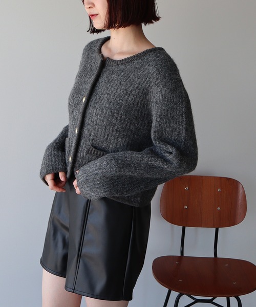 earth music&ecology(アースミュージックアンドエコロジー)の「ゴールド釦ショートニットカーディガン(ニット/セーター・レディース・チャコールグレー/ブルー/アイボリー・FREE)」の8枚目の写真