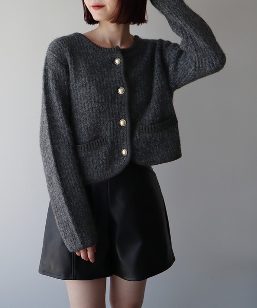 earth music&ecology(アースミュージックアンドエコロジー)の「ゴールド釦ショートニットカーディガン(ニット/セーター・レディース・チャコールグレー/ブルー/アイボリー・FREE)」の9枚目の写真