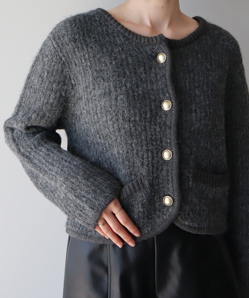 earth music&ecology(アースミュージックアンドエコロジー)の「ゴールド釦ショートニットカーディガン(ニット/セーター・レディース・チャコールグレー/ブルー/アイボリー・FREE)」の10枚目の写真