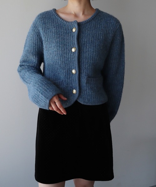 earth music&ecology(アースミュージックアンドエコロジー)の「ゴールド釦ショートニットカーディガン(ニット/セーター・レディース・チャコールグレー/ブルー/アイボリー・FREE)」の18枚目の写真