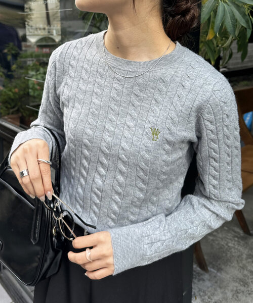 【セール】【新色追加】ケーブル刺繍ロゴプルオーバー《WEB限定カラーあり》（ニット/セーター）｜DISCOAT（ディスコート）